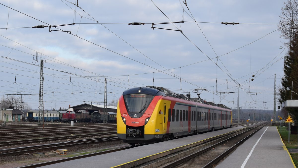 Eine RB75 nach Wiesbaden fährt in den Bahnhof Darmstadt Kranichstein ein. Aufgenommen am 7.1.2019 13:49