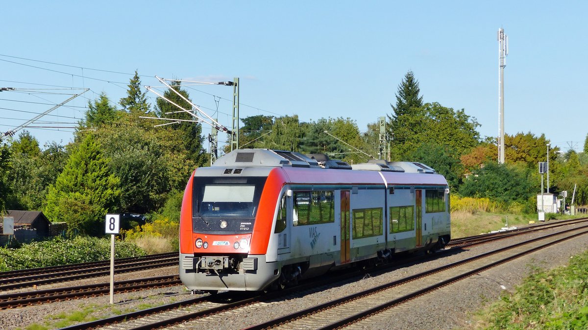 Eine RB81 nach Darmstadt Hbf nähert sich dem Bahnhof Darmstadt Nord. Von links trifft gerade die Rhein-Main Bahn aus Aschaffenburg hinzu. Aufgenommen am 30.8.2016 17:51
