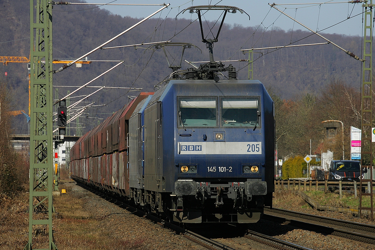 Eine RBH - Fuhre, bestehend aus 145 101 und 145 072 am 19.03.2022 bei Braubach.