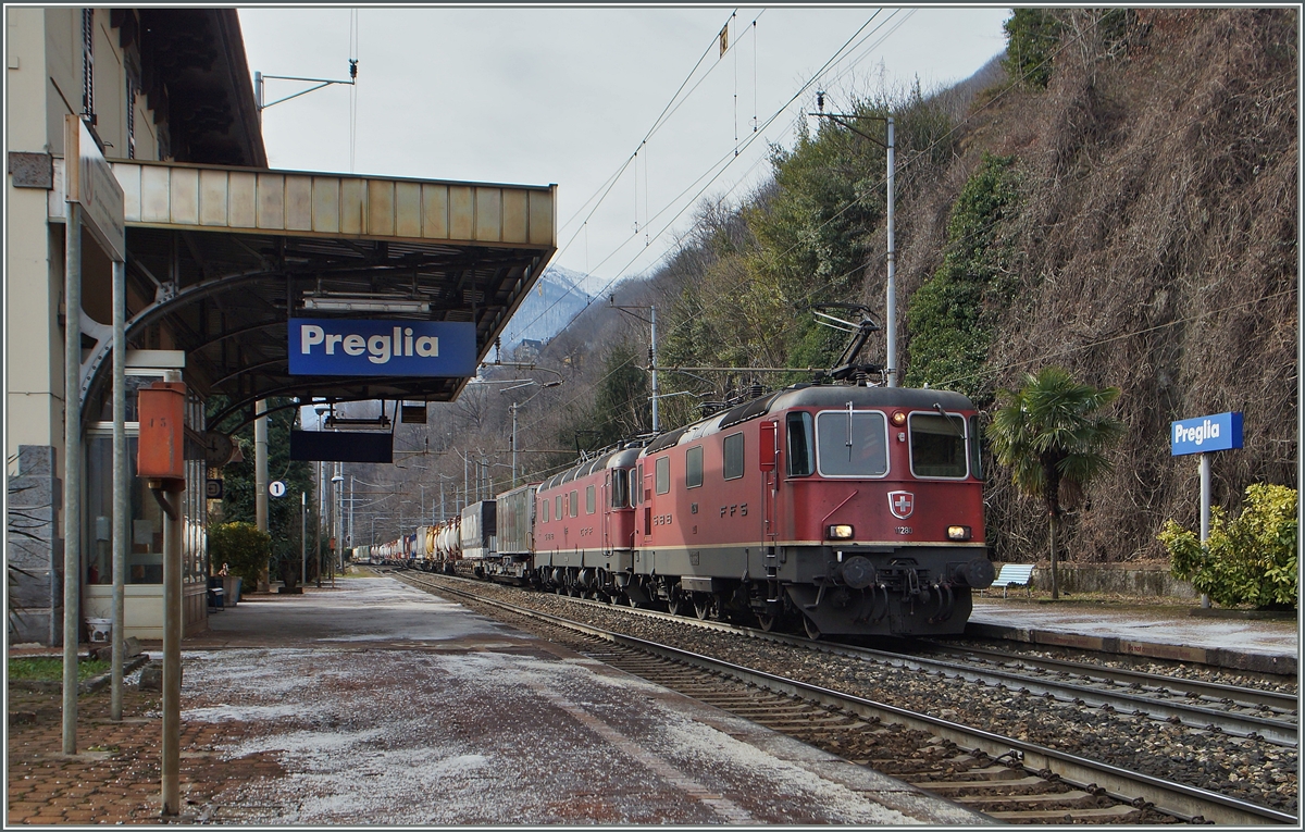 Eine  Re 10/10  auf der Simplonsüdrampe bei der Durchfahrt in Preglia.
27. Jan. 2015