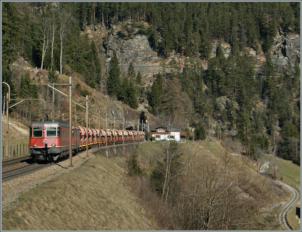 Eine  Re 10/10 , bestehen aus Re 6/6 11631 und einer Re 4/4 II, mit einem Kieszug bei Kilometer 66 oberhalb Wassen auf der Gotthard Nordrampe strebt dem nahen Göschenen zu.
14. März 2014