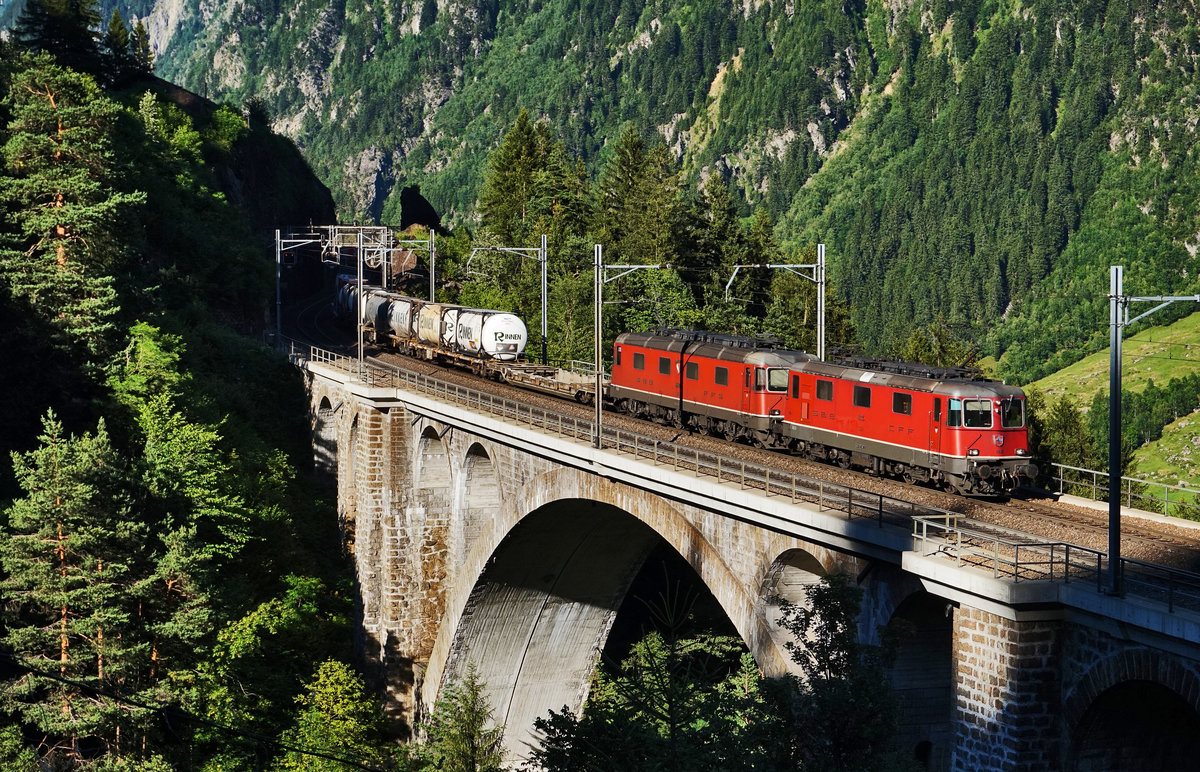 Eine Re 10/10, bestehend aus den Lokomotiven Re 4/4 II 11335 und Re 6/6 11668  Stein-Säckingen , ist mit einem Güterzug, auf der mittleren Meienreussbrücke, talwärts unterwegs.
Aufgenommen am 19.7.2016.