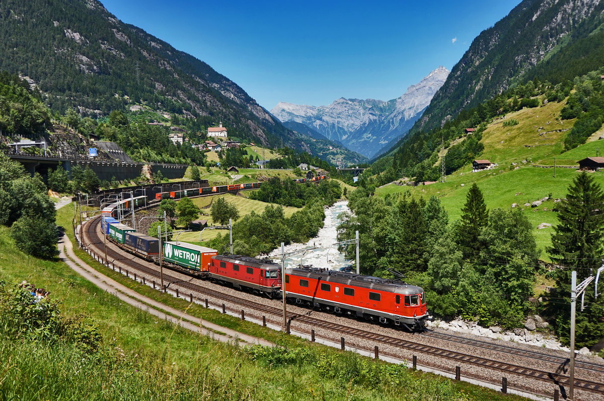 Eine Re 10/10, bestehend aus den Lokomotiven Re 6/6 11676  Zurzach  und Re 4/4 II 11342, fährt mit einem Güterzug bergwärts durch die Wattinger Kurve.
Aufgenommen am 19.7.2016.