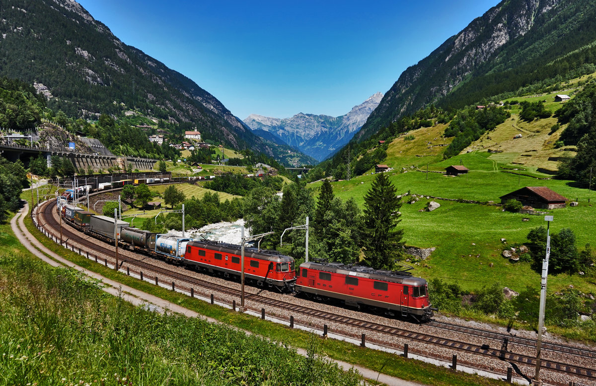 Eine Re 10/10, bestehend aus den Lokomotiven Re 4/4 II 11336 und Re 6/6 11664  Köniz , ist mit einem KLV in der Wattinger Kurve in Richtung Gotthard unterwegs. Schubhilfe leistete die Re 6/6 11613  Rapperswil .
Aufgenommen am 19.7.2016.