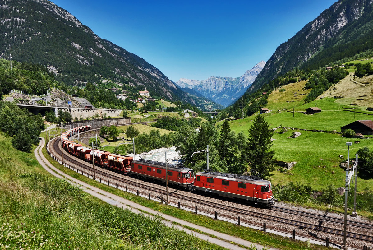 Eine Re 10/10 bestehend aus den Lokomotiven Re 4/4 II 11295 und Re 6/6 11619  Arbon , donnert mit einem Holcim Kieszug in der Wattinger Kurve den Gotthard hinauf.
Aufgenommen am 19.7.2016.
