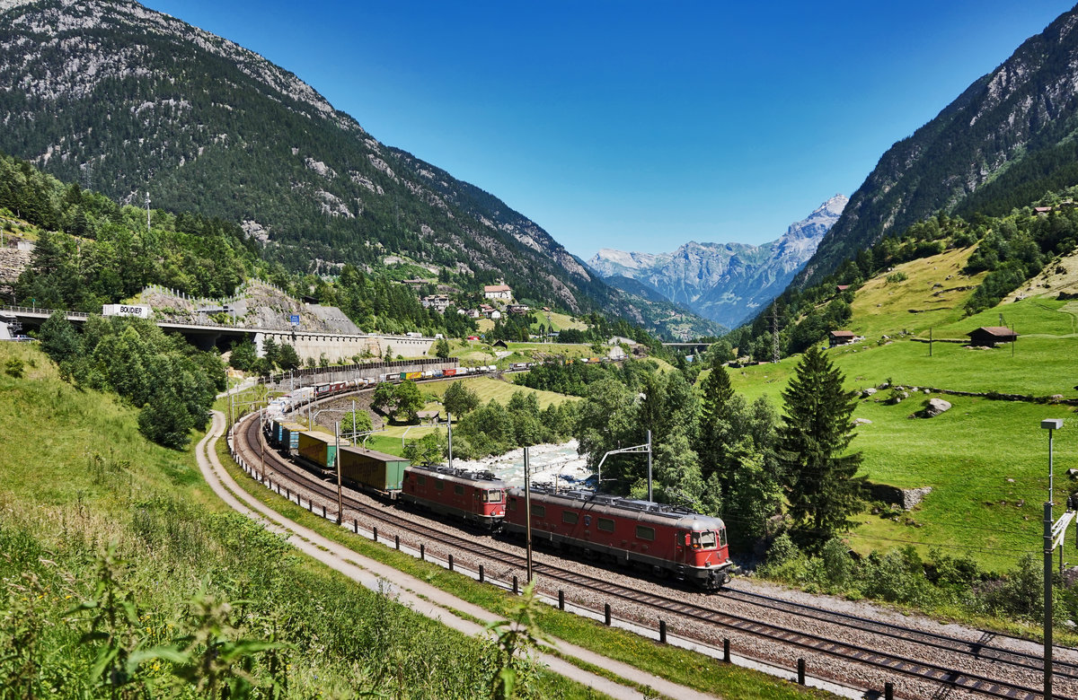 Eine Re 10/10, bestehend aus den Lokomotiven Re 6/6 11671  Othmarsingen  und Re 4/4 II 11324, donnert in der Wattinger Kurve mit einem KLV den Gotthard hinauf.
Schublok war Re 421 288-0 von SBB Cargo.
Aufgenommen am 19.7.2016.
