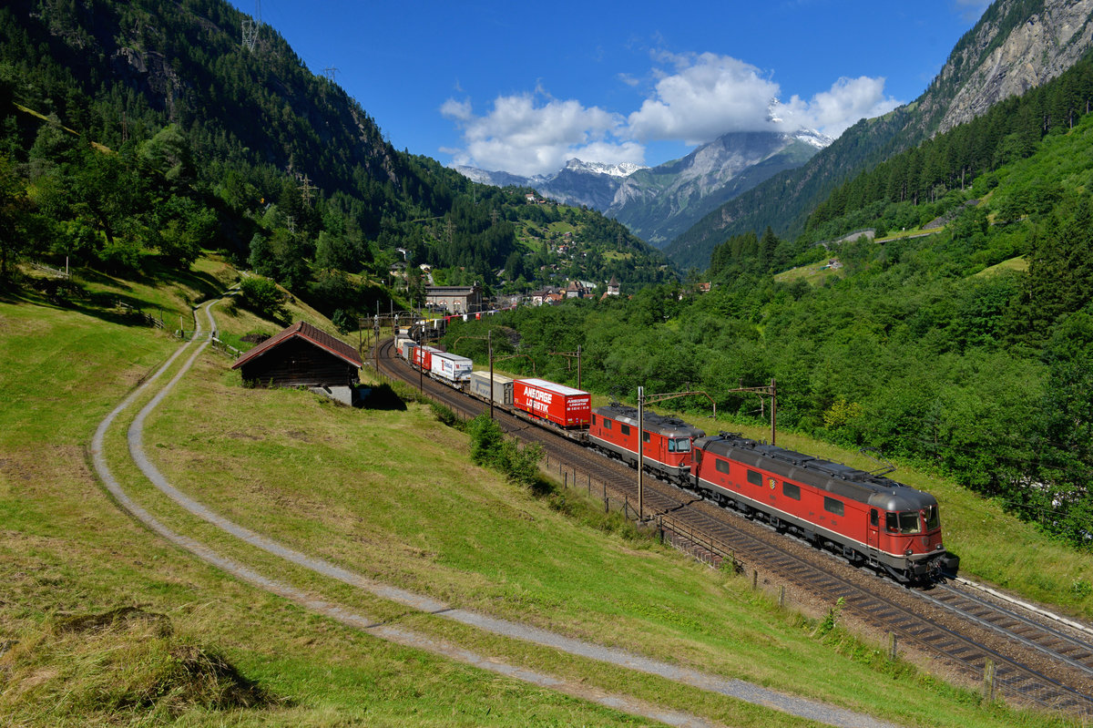 Eine Re 10/10 mit einem KLV am 16.06.2016 bei Gurtnellen. 