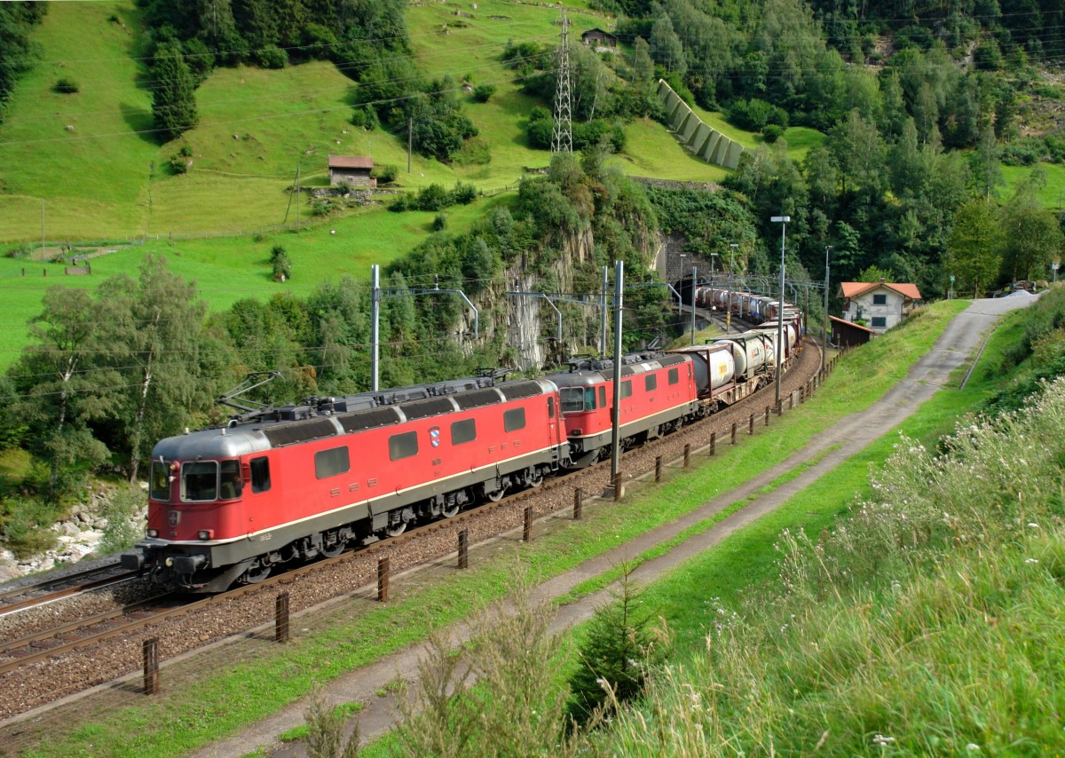 Eine Re 10/10 mit einem Containerzug am 29.08.2012 bei Wassen.