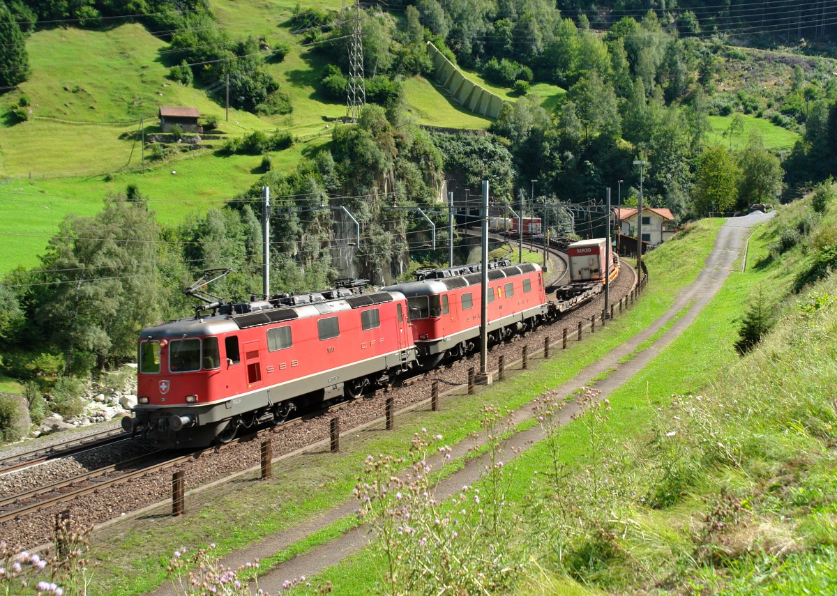 Eine Re 10/10 mit einem KLV am 29.08.2012 bei Wassen. 