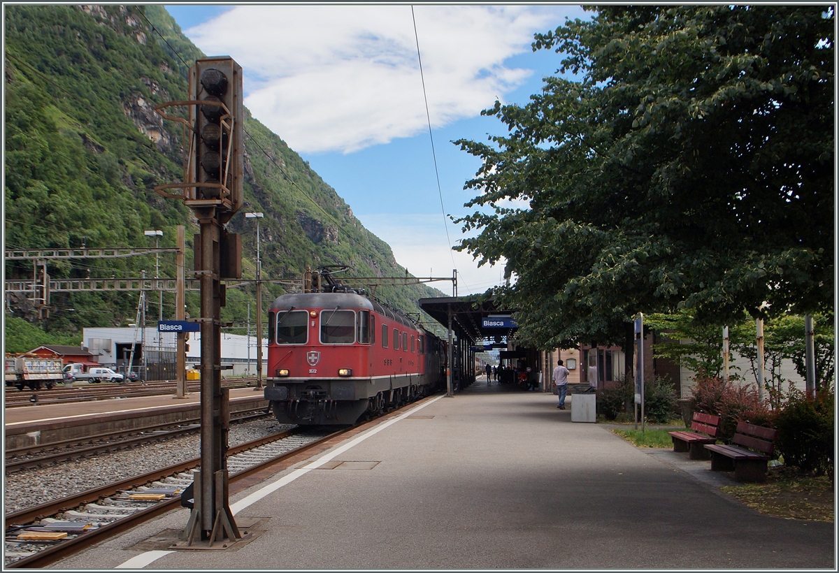 Eine  Re 10/10  mit einem Güterzug erreicht Biasca.  
23. Juni 2015