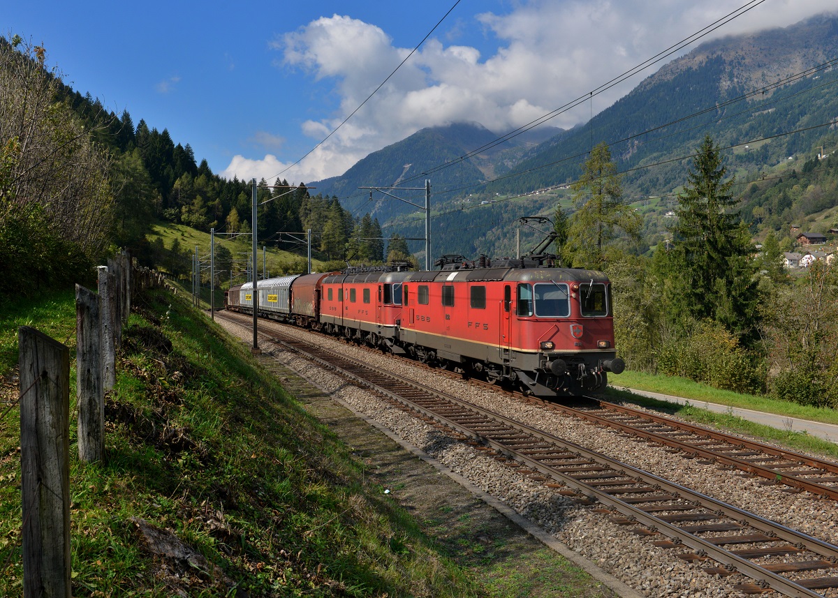 Eine Re 10/10 mit einem Güterzug am 30.09.2015 bei Fiesso.