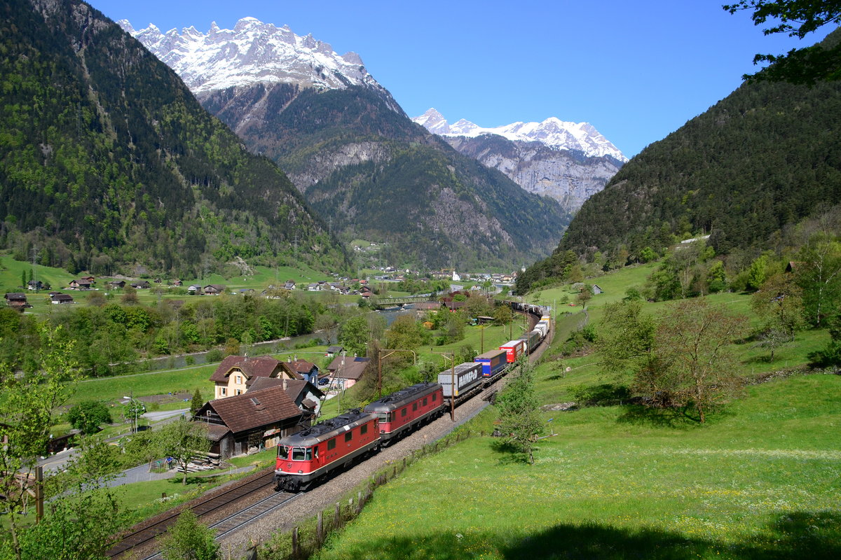 Eine Re 10/10 mit einem der klassischen Gotthard KV-Züge am 05.05.2016 zwischen Erstfeld und Silenen