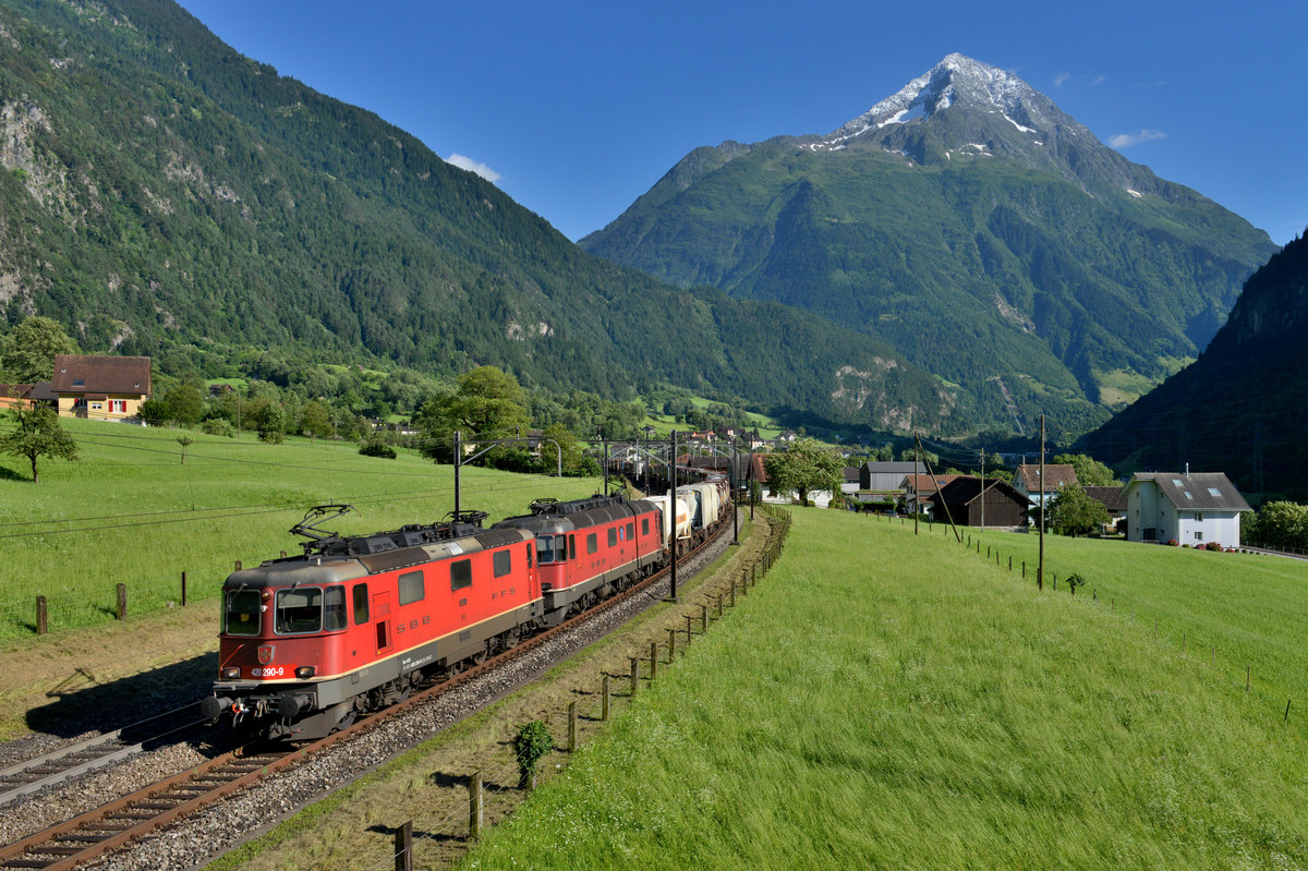 Eine Re 10/10 mit einem KLV am 16.07.2016 bei Silenen. 