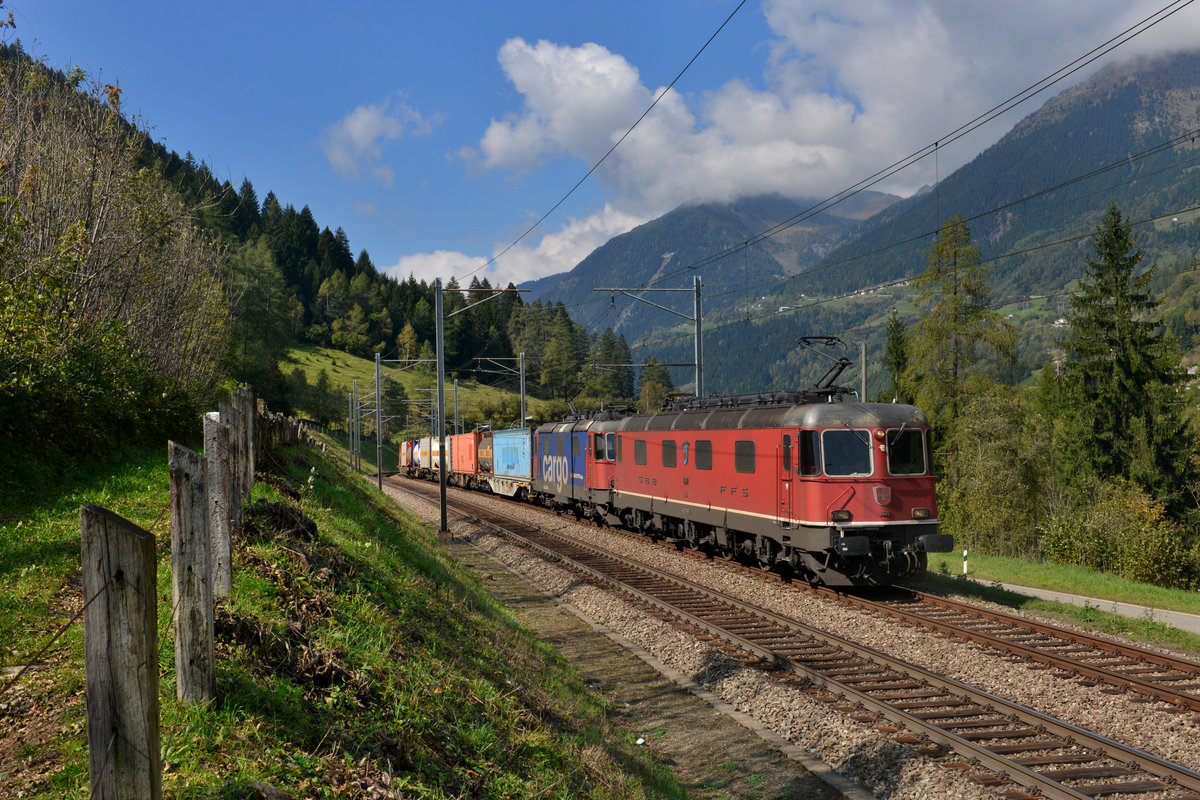 Eine Re 10/10 mit einem Containerzug am 30.09.2015 bei Fiesso. 