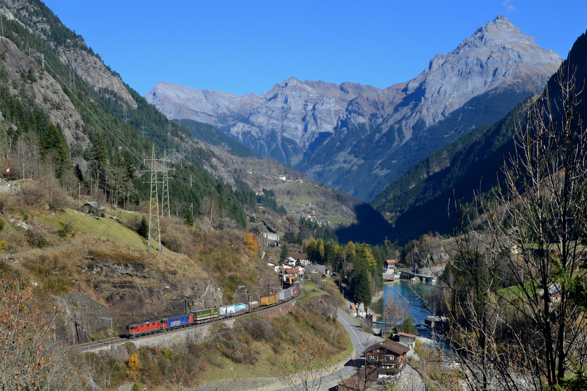 Eine Re 10/10 mit einem KLV am 05.11.2015 bei Wassen. 