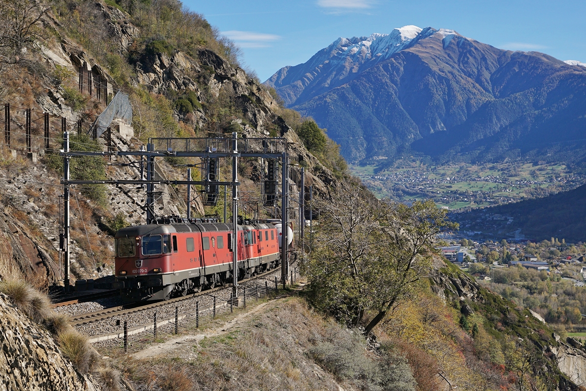 Eine  Re 10/10  mit der führenden Re 620 070-3 und einer Re 4/4 II/III zieht bei kurz vor Lalden einen Güterzug in Richtung Norden. 

25. Okt. 2017
