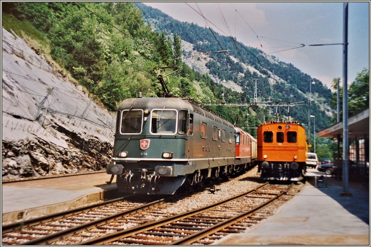 Eine  Re 10/10  mit der Re 6/6 11650  Schönenwerd  an der Spitze ist mit einem Güterzug in Hohtenn auf dem Weg in Richtung Spiez. Rechts im Bild ist der BLS  Te 2/3 31 bzw. Te 215 031-6Te 2/3 zu sehen. 

Ein Analogbild vom Juni 1996