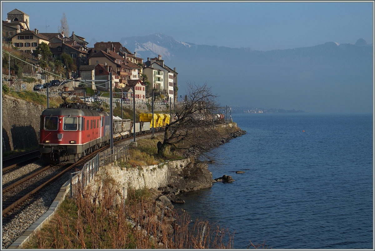 Eine  Re 10/10  mit der Re 6/6 11657 als Spitzenlok fährt mit einem Güterzug bei St-Saphorin dem Genfersee entlang.
8. Dez. 2015