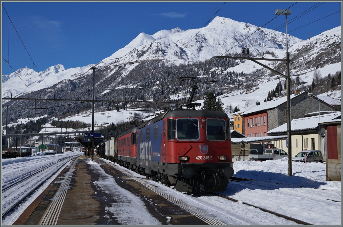 Eine  Re 10/10  mit der Re 420 346-9 als Spitzenlok passiert mit einem Güterzug Airolo. 
11. Feb. 2015