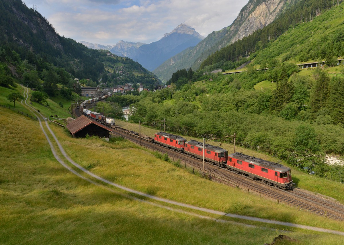 Eine Re 12/12 mit einem KLV am 19.06.2014 bei Gurtnellen.
