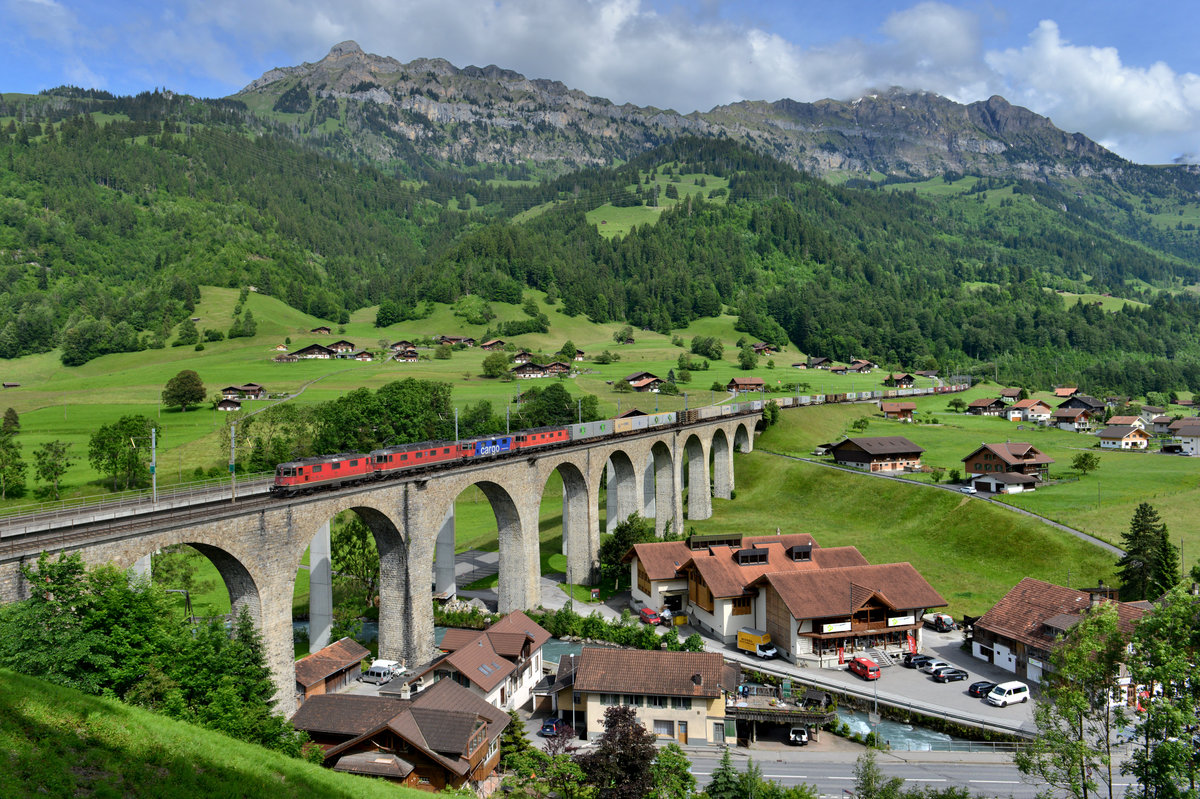 Eine Re 20/20 mit einem KLV am 20.06.2016 bei Frutigen. 
