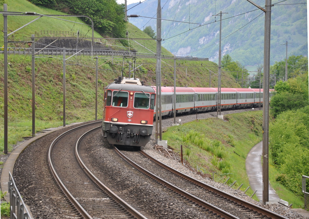 Eine Re 420 fährt mit ihrem Österreichischen EC dem Walensee entlang in Richtung Chur.
Foto aufgenommen am 13.5.17