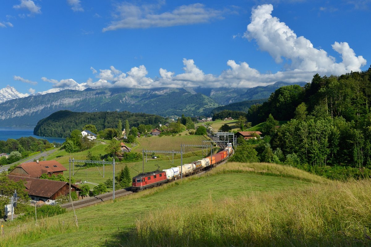 Eine Re 420 mit einem Containerzug am 22.06.2016 bei Einigen.