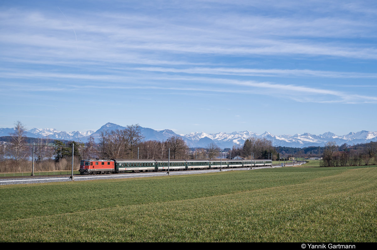 Eine Re 420 zieht am 21.02.2020 den Fanzug des FC Luzern nach Thun. Hier kurz vor Nottwil am Sempachersee. Interessant an dieser Komposition ist, dass nicht nur  B FC  Wagen eingesetzt wurden. Einige der Wagen sind des Typs  Bpm 51 