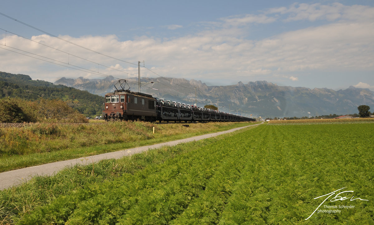 Eine Re 425 der BLS Cargo unterwegs im Rheintal mit einem Autozug in Richtung Frankreich. Foto aufgenommen am 23.9.2017
