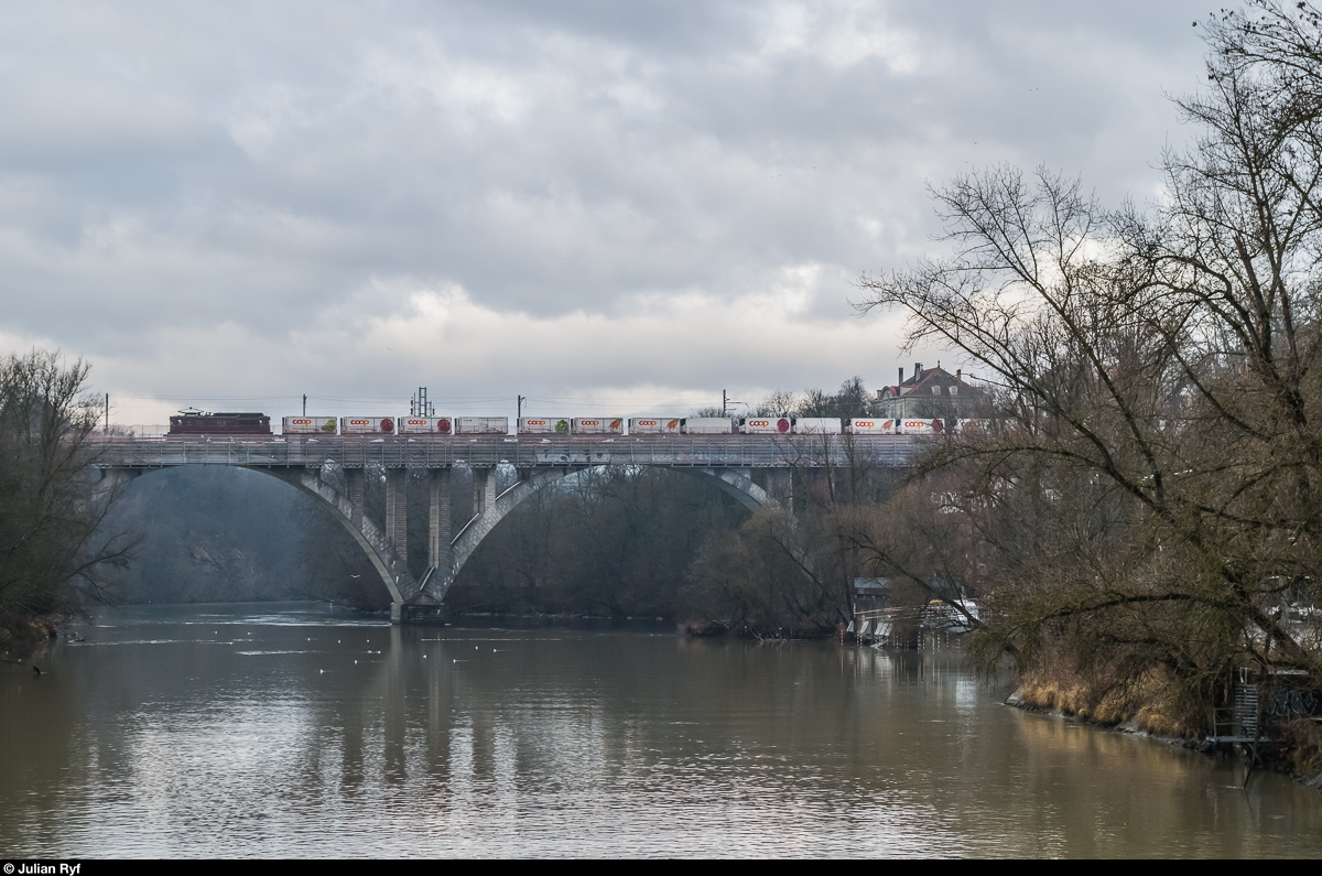 Eine Re 4/4 der BLS überfährt am 6. Februar 2017 mit einem Railcare-Zug von Vufflens-la-Ville nach Genève La Praille den Viaduc de la Jonction in der Stadt Genf.