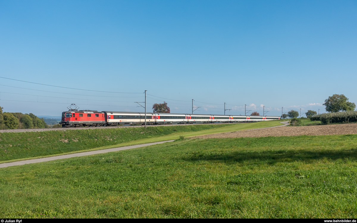 Eine Re 4/4 II der 1. Serie mit einem infolge Rastatt-Sperre auf 7 Wagen verlängerten IC Stuttgart - Zürich am 25. September 2017 bei Lottstetten.