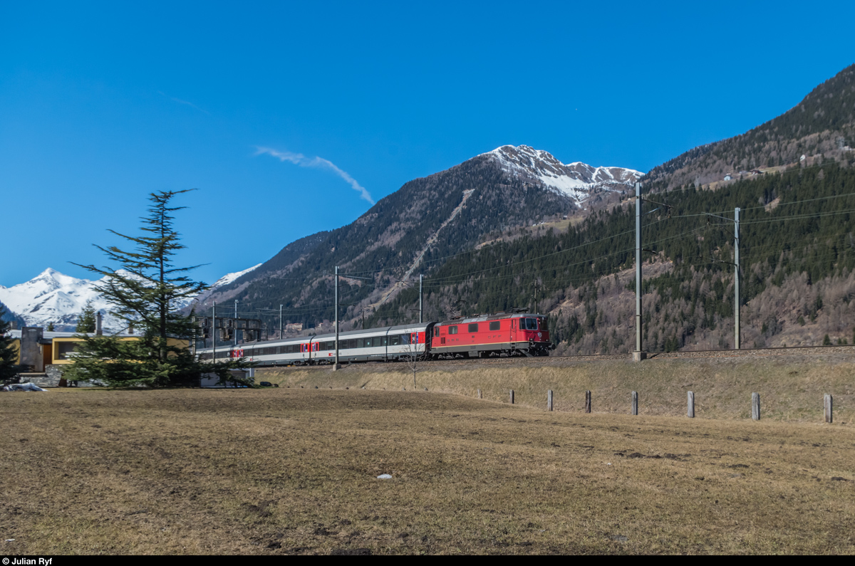 Eine Re 4/4 II durchquert am 26. März 2016 mit IR 2319 Ambrì. <br>
Im Hintergrund ist die Druckleitung des Kraftwerks Ritom zu erkennen.