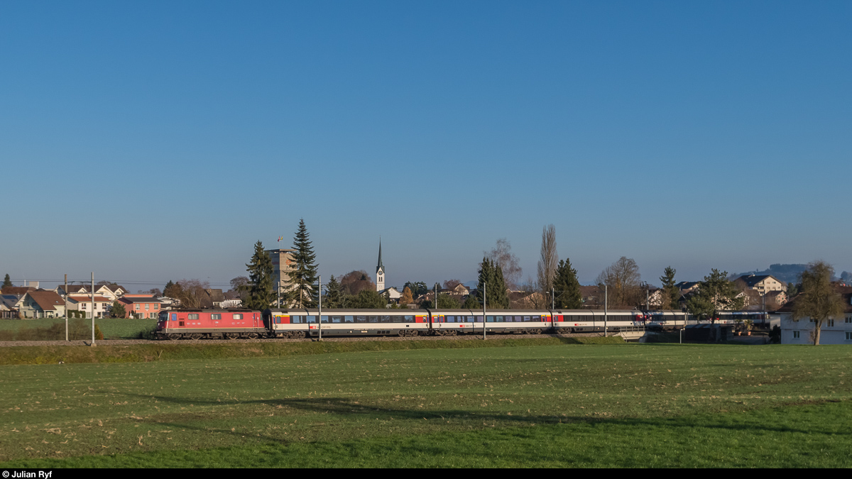 Eine Re 4/4 II erreicht am 29. November 2016 mit einem IR aus St. Gallen in Kürze Wil SG.