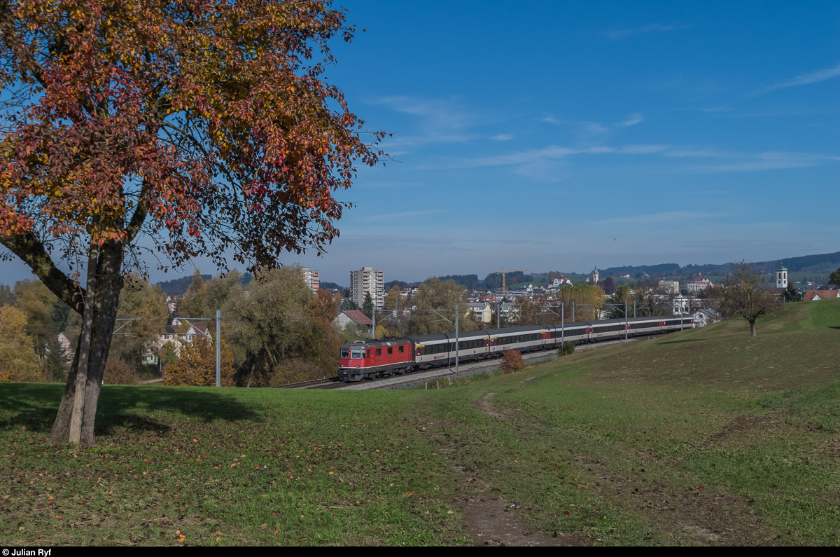 Eine Re 4/4 II der ersten Serie fährt am 4. November 2016 mit einem IR aus St. Gallen ausgangs Gossau SG vorüber.