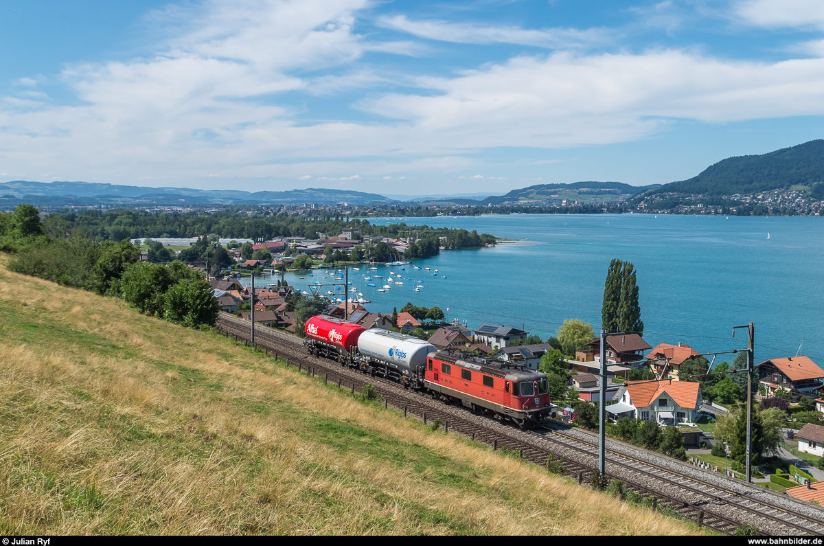 Eine Re 4/4 II mit dem Lokalgüterzug Thun - Krattighalde am 4. Juli 2017 bei Einigen.