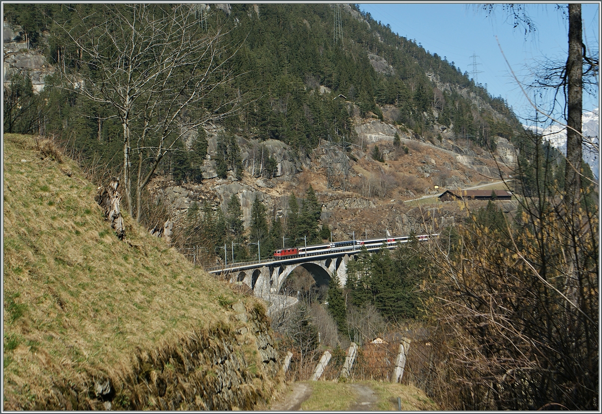 Eine Re 4/4 II mit dem IR 2178 Locarno - Basel auf der Mittleren Meienreuss Brücke.
14. März 2014