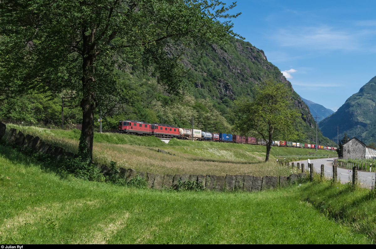 Eine Re 4/4 II und eine Re 6/6 ziehen am 21. Mai 2016 bei Giornico einen UKV-Zug nordwärts.