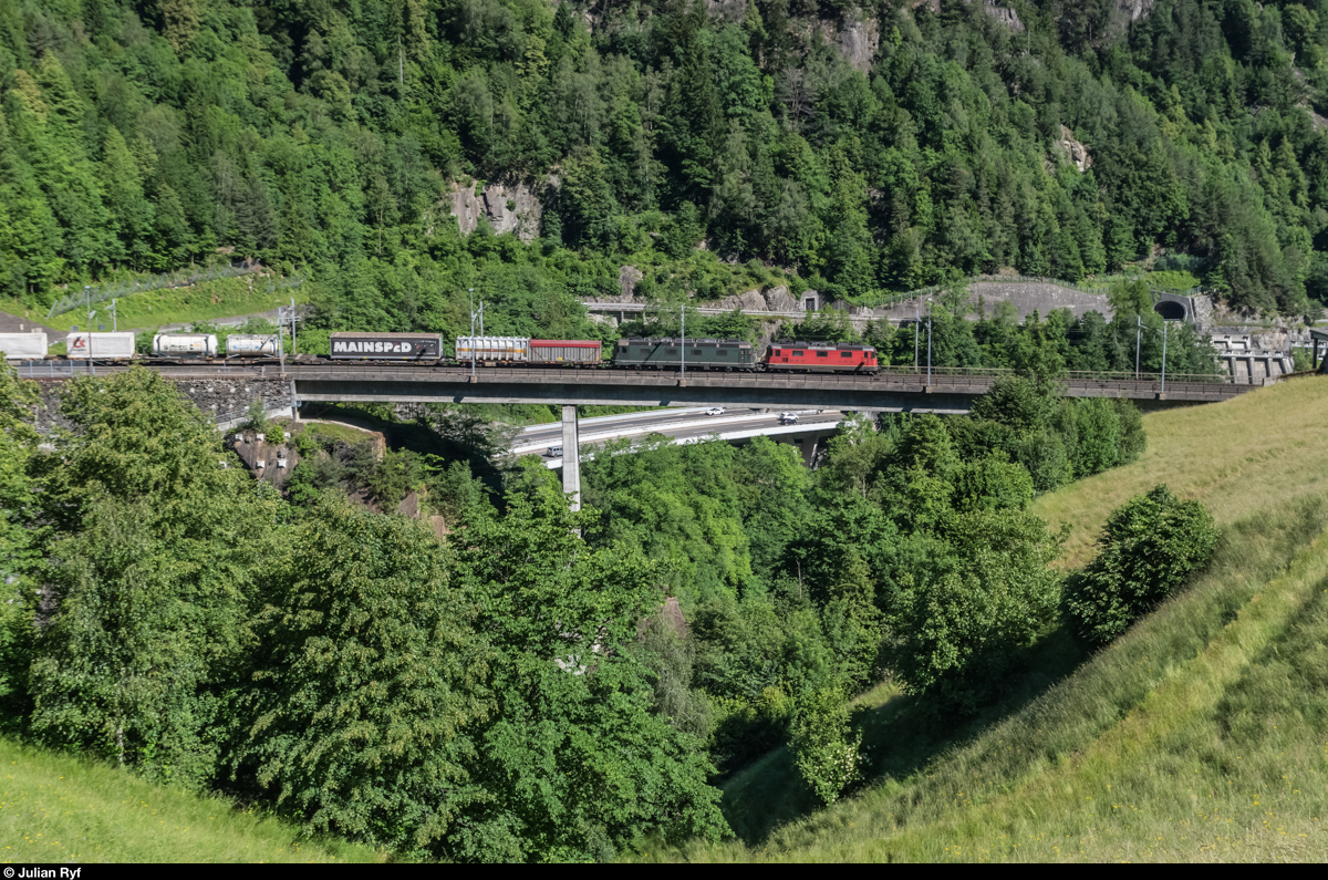 Eine Re 4/4 II überfährt am 10. Juni 2016 zusammen mit einer der zwei verbliebenen grünen Re 6/6 vor einem UKV-Zug die Intschireussbrücke in Richtung Norden.
