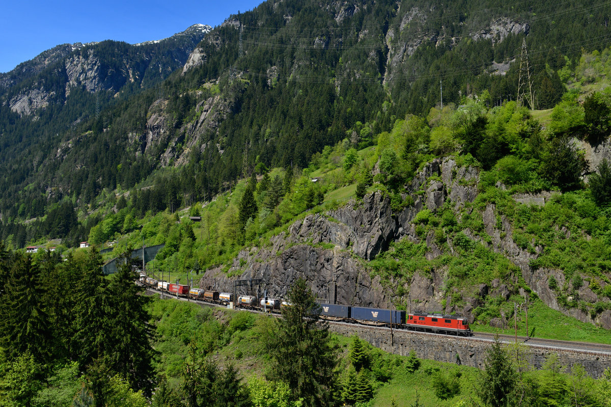 Eine Re 4/4 mit einem KLV am 21.05.2016 bei Gurtnellen.