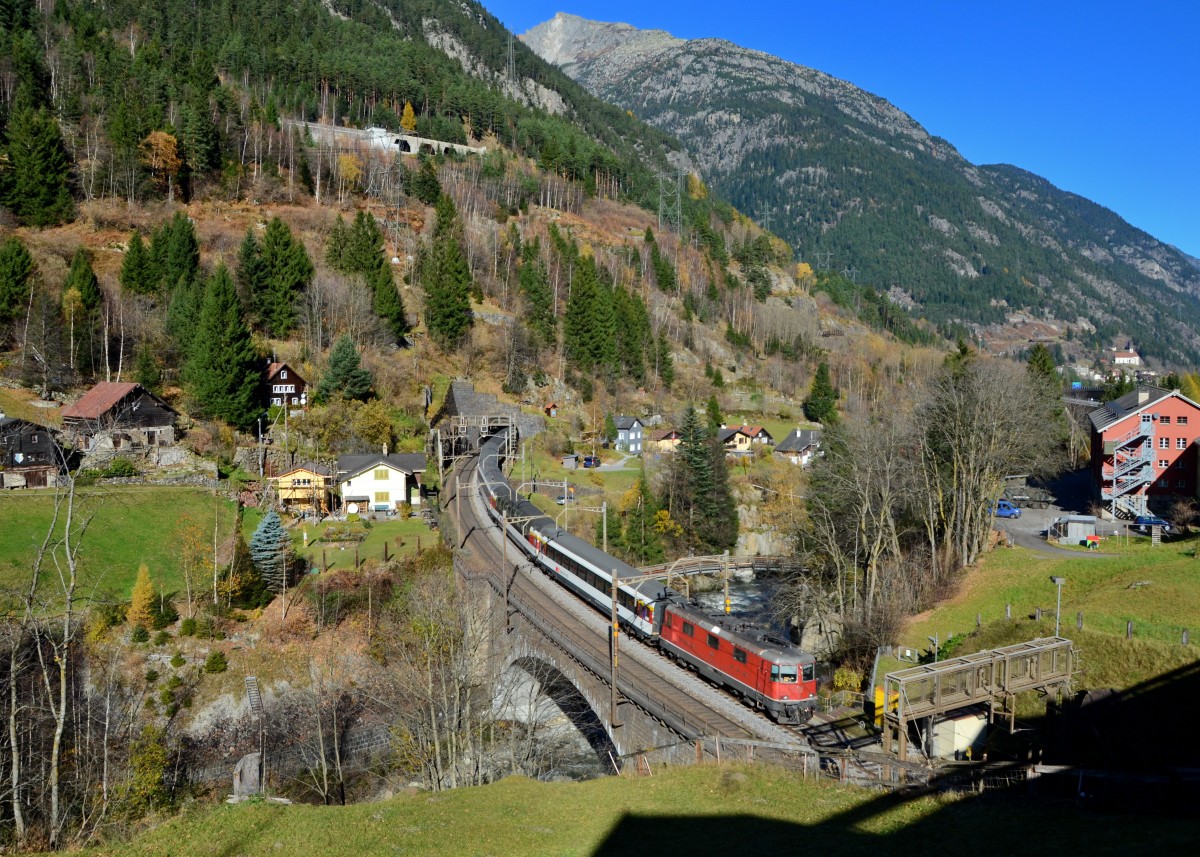 Eine Re 4/4 mit einem IR am 05.11.2015 bei Wassen.
