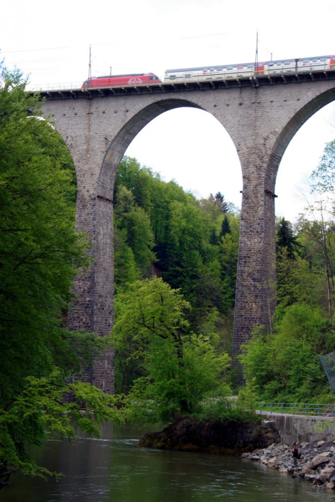 Eine Re 460 auf dem SBB Sitterviadukt in St. Gallen. Das SBB Sitterviadukt steht vis á vis des SOB Sitterviadukt. Es hat eine Länge von 165 m und eine Höhe von 63 m. Es wurde 1924/25 erbaut; 04.05.2014