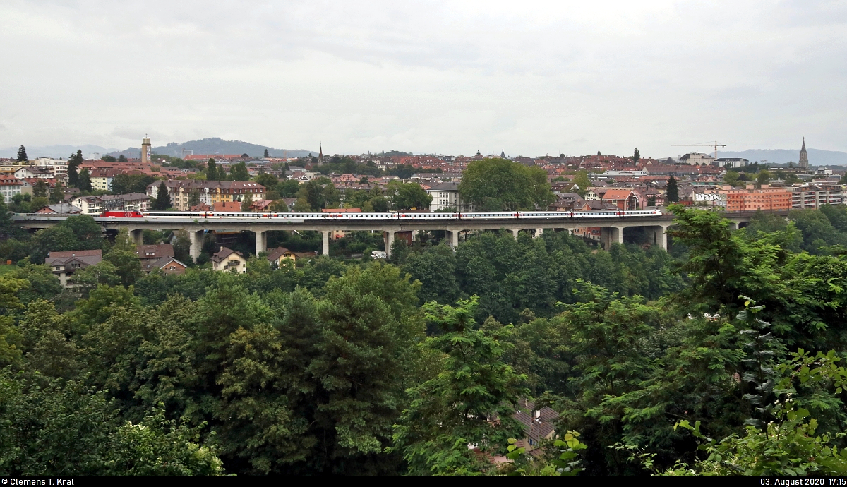 Eine Re 460 befährt mit einer IC-Garnitur das Viadukt Talwegmulde, Teil des Lorraineviadukt in Bern (CH).
Aufgenommen vom Parc Café Innere Enge.

🧰 SBB
🚝 IC 1431 Bern (CH)–Zürich HB (CH)
🕓 3.8.2020 | 17:15 Uhr