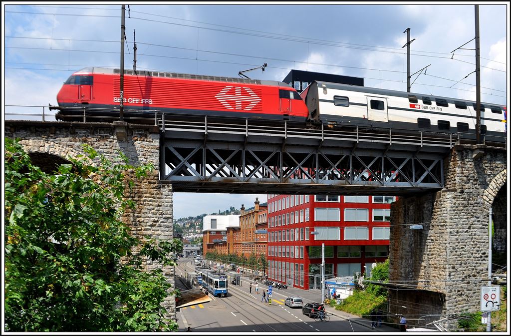 Eine Re 460 mit einem IC quert die Limmatstrasse in Zürich. (19.06.2014)