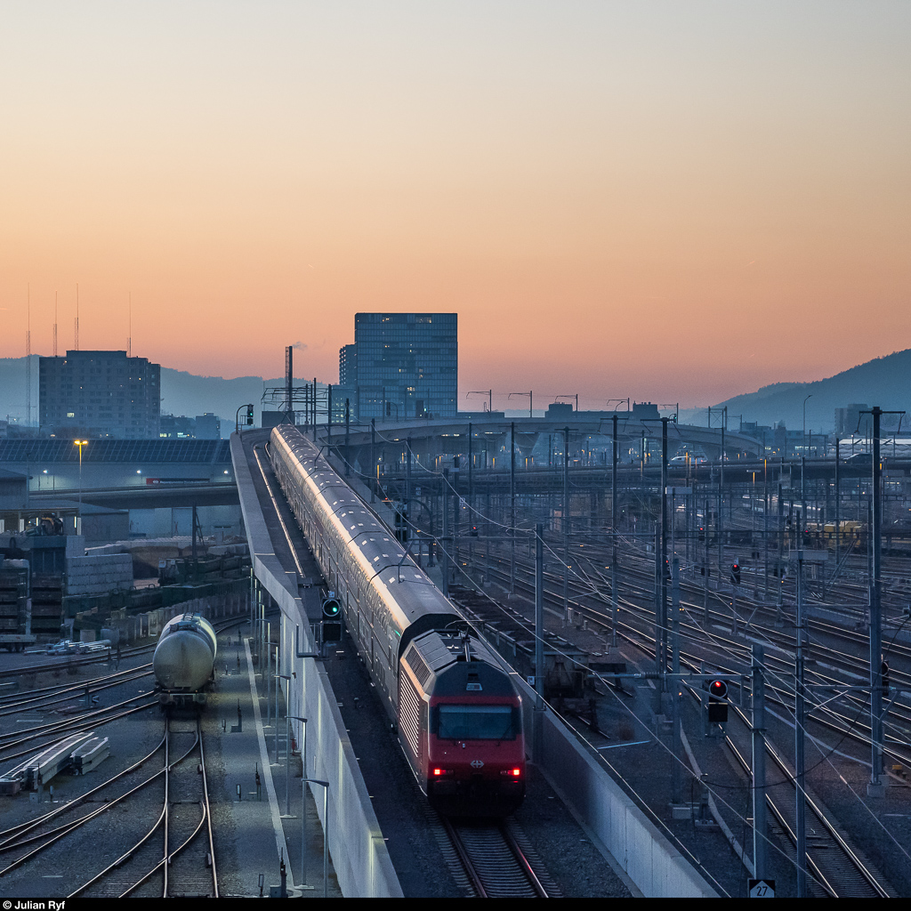 Eine Re 460 schiebt am 15. Februar 2019 einen IC 8 die Letzigrabenbrücke hinauf in Richtung Brig.