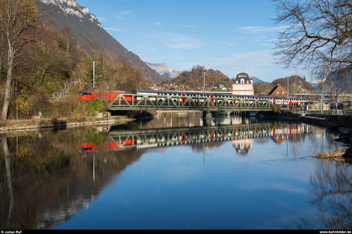 Eine Re 460 schiebt ihren IC 61 Basel SBB - Interlaken Ost am 22. November 2020 bei der Einfahrt in den Endbahnhof über die Obere Aarebrücke in Interlaken.<br>
Die zweimalige Aarequerung zwischen den Bahnhöfen Interlaken West und Interlaken Ost wurden beim Bau der Strecke von der Bödelibahn eingeplant, um einen konkurrierenden Kanalbau für die Schifffahrt zwischen Thuner- und Brienzersee zu verhindern.