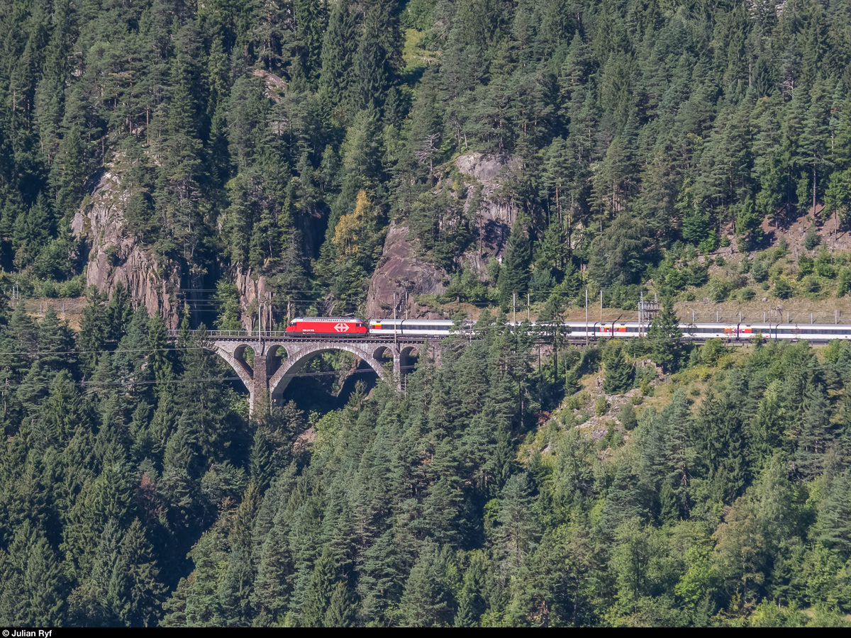 Eine Re 460 überfährt am 7. September 2016 die 70 m lange Kellerbachbrücke oberhalb des Bahnhofs Wassen.<br><br>
Einen Gesamtüberblick über die Strecke rund um Wassen gibt es in diesem Panorama auf Flickr (Panorama in 1200 px Breite macht keinen Spass): <a href= https://www.flickr.com/photos/zettie94/29514755486/ >https://www.flickr.com/photos/zettie94/29514755486/</a>