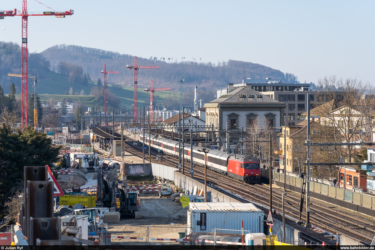 Eine Re 460 verlässt am 28. Februar 2021 mit einem IR den Bahnhof Liestal, welcher zurzeit auf Vierspur ausgebaut wird.