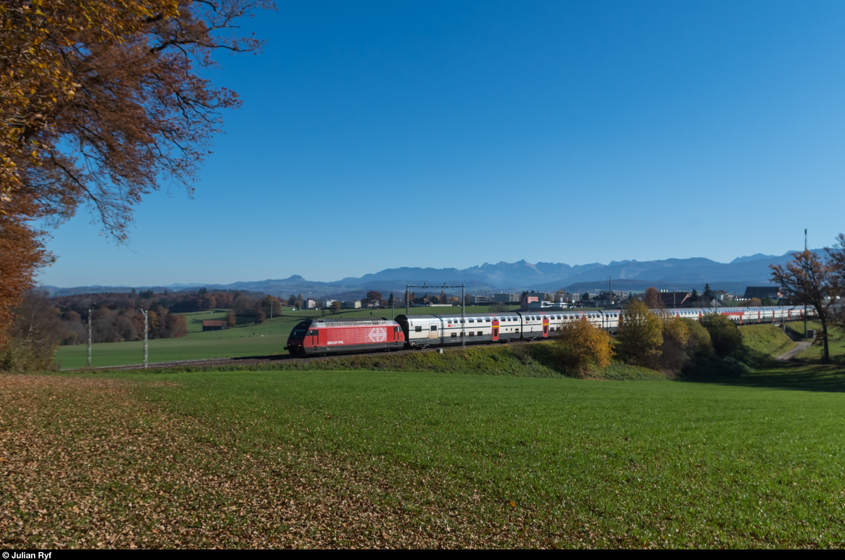 Eine Re 460 zieht am 07.11.2015 ihren IC 717 Genève-Aéroport - St. Gallen zwischen Neyruz und Rosé in Richtung Fribourg.