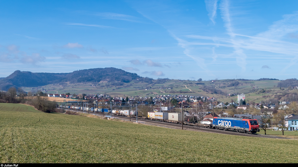 Eine Re 474 von SBB Cargo International fährt am 25. Februar 2017 mit einem UKV-Zug bei Frick in Richtung Gotthard.