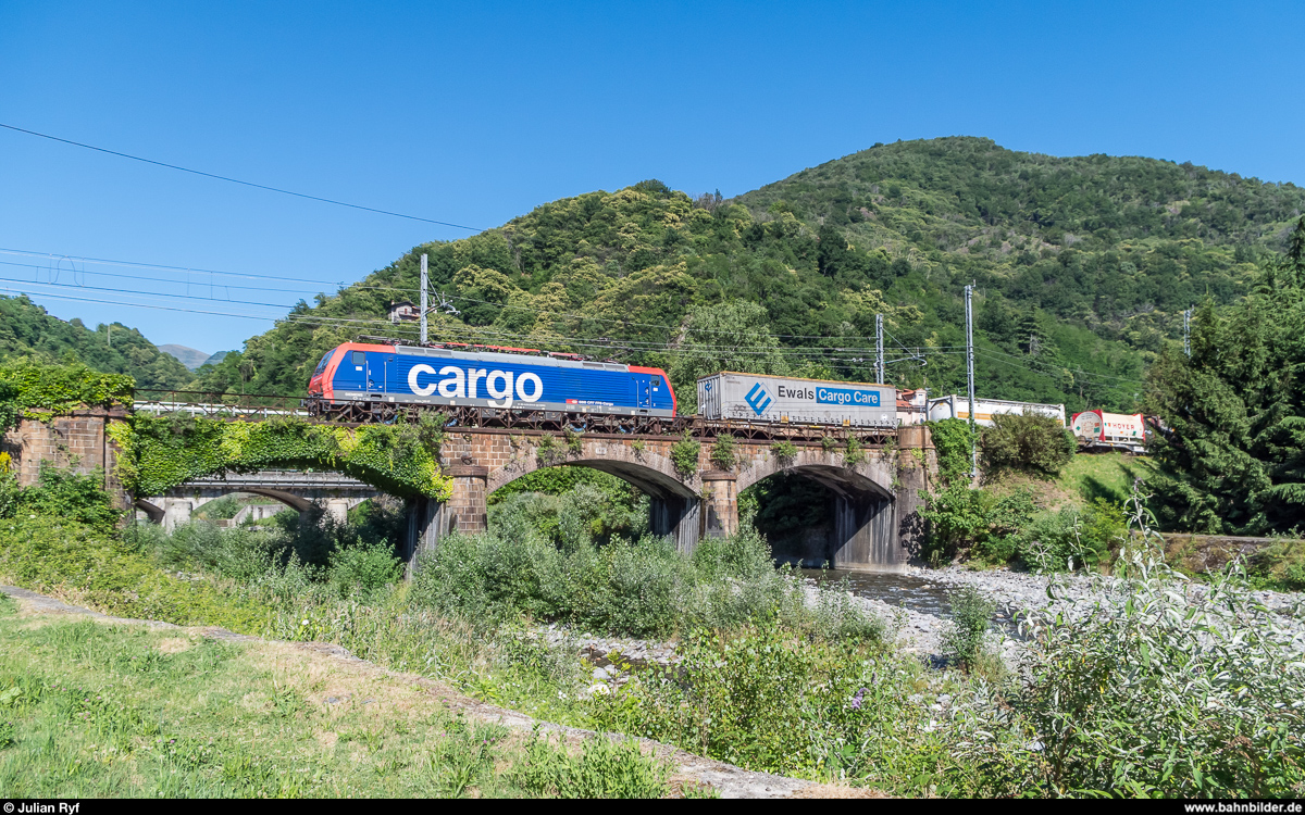 Eine Re 474 überquert am 7. Juni 2017 mit einem UKV-Zug die Brücke über den Torrente Giona in Maccagno.